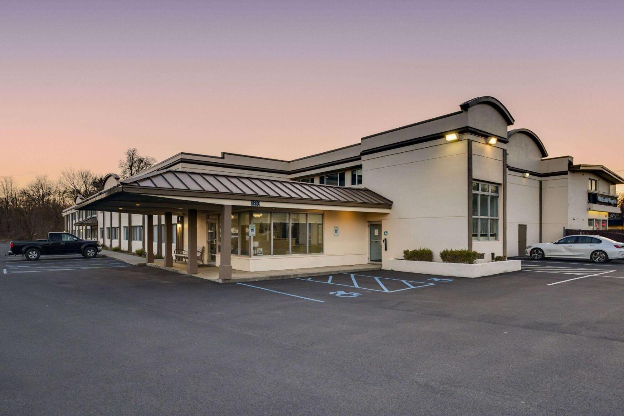Days Inn By Wyndham Albany Suny Экстерьер фото